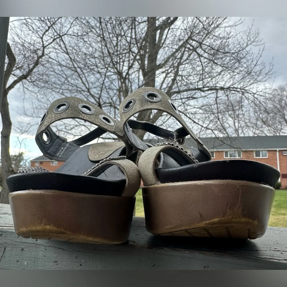 DONALD PLINER 8 Elevated Modern Jerri Leather Platform Wedge Sandal Gold Pewter